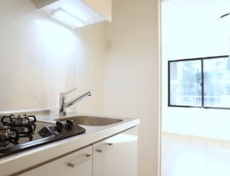 建物内の廊下と部屋のドア前周辺