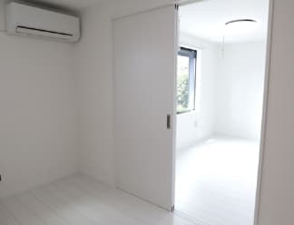 建物内の廊下と部屋のドア前周辺